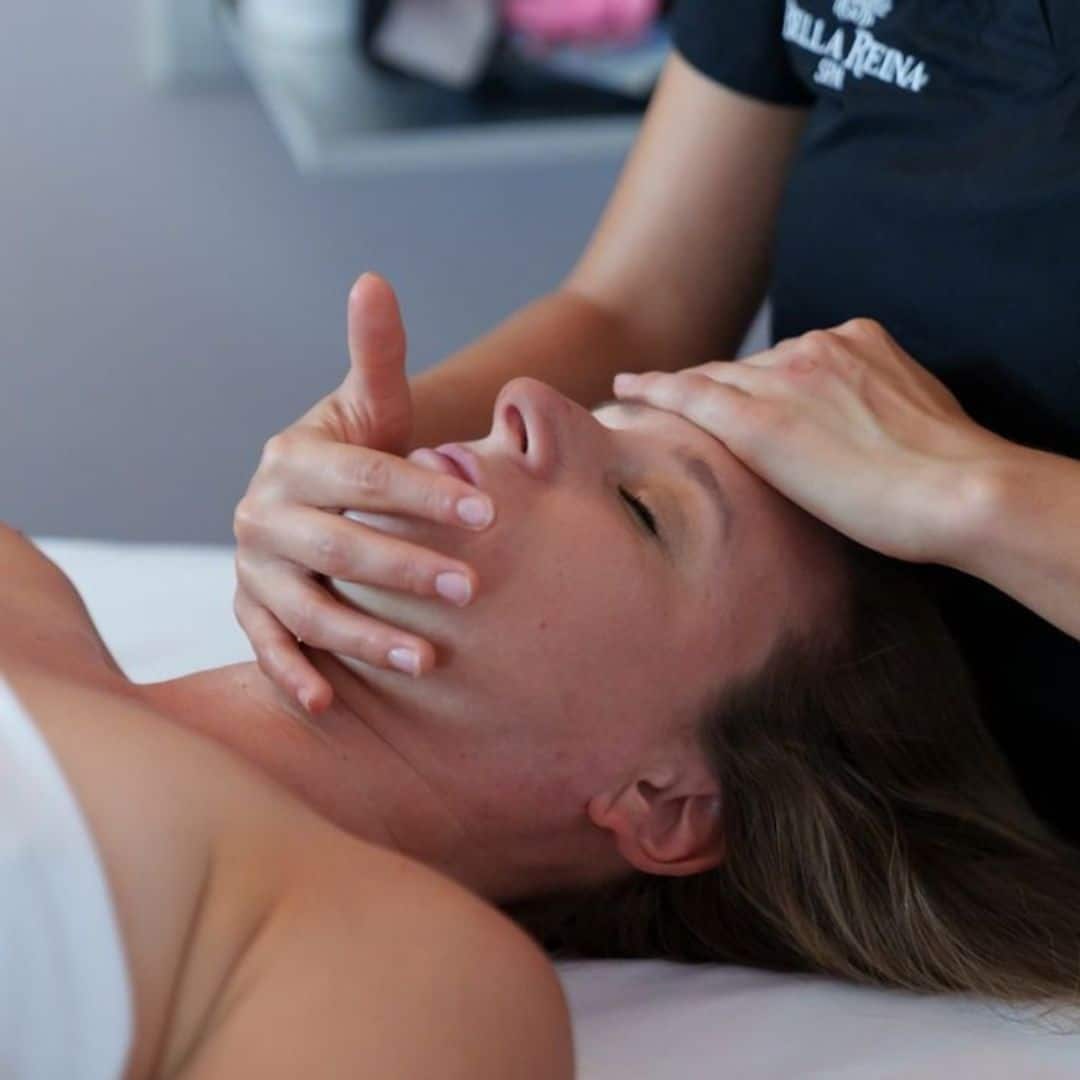 A Bella Reina therapist performing a gentle facial massage